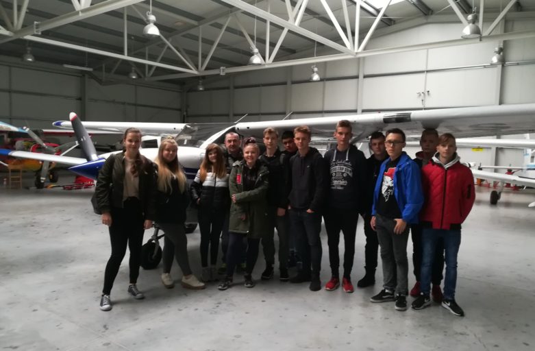 Pierwsza wizyta uczniów CSL Technikum Lotniczego w Nagoszewie na lotnisku w Grądach (EPGY)